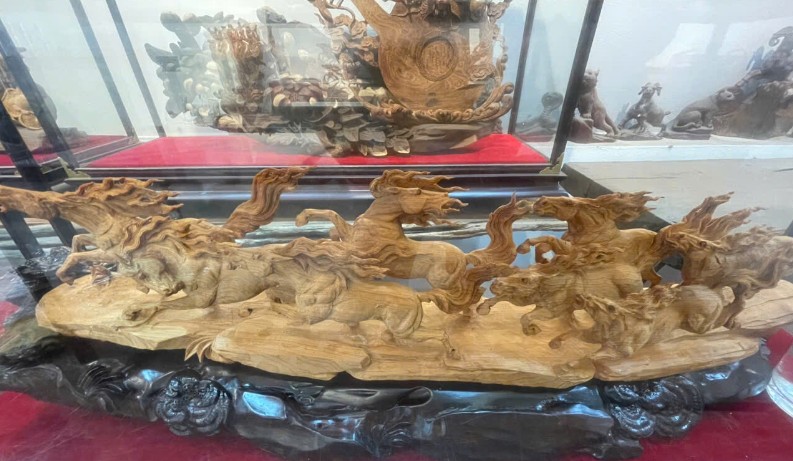 Bát Mã - Gỗ Hoàng Đàn